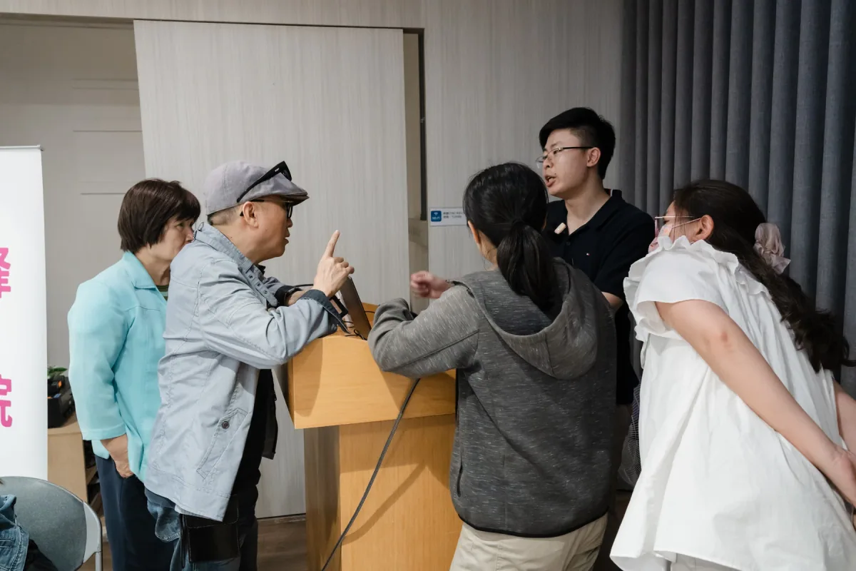 Chris 在黑棕高峰會與會員交流