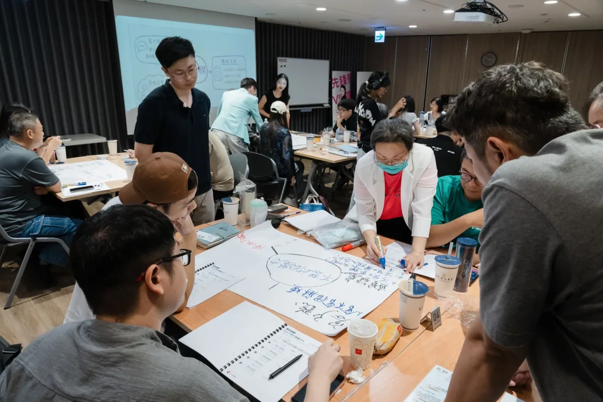Chris 在小組討論中親自協助學員梳理方案