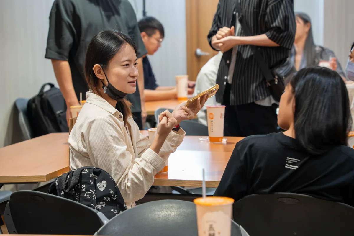 女性成長導師在課程或高峰會的現場照片